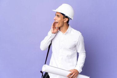 Arka planda izole edilmiş genç mimar ağzı sonuna kadar açık bağırıyor.