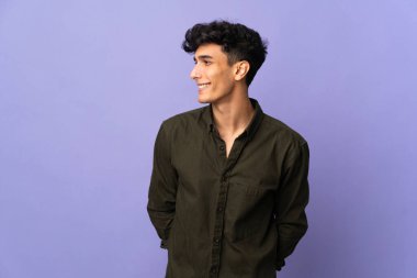 Arjantinli genç adam arka planda izole edilmiş.