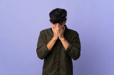 Arjantinli genç adam yorgun ve hasta bir ifadeyle arka planda izole edilmiş.