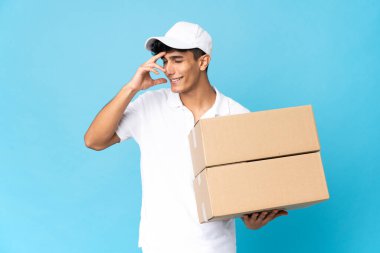 Arjantinli adam mavi arka planda izole bir şekilde gülüyor.