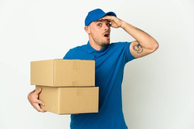 Beyaz arka planda izole edilmiş beyaz bir adam. Yan tarafa bakarken sürpriz jest yapıyor.