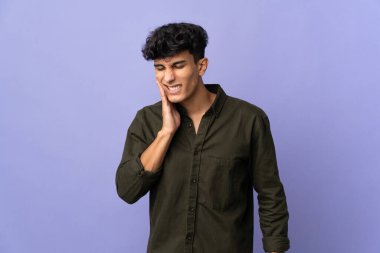 Arjantinli genç adam arka planda diş ağrısı ile izole edilmiş.