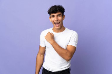 Arjantinli genç adam arka planda izole edilmiş zaferi kutluyor.