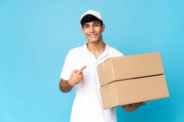 Arjantinli bir adam mavi arka planda izole edilmiş ve yüzünde sürpriz bir ifade var.