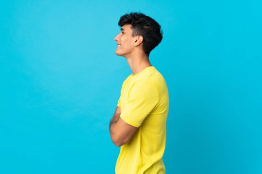 Arjantinli genç adam arka planda yalıtılmış.