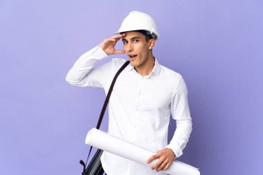 Arka planda izole edilmiş genç mimar yan tarafa bakarken sürpriz jest yapıyor.