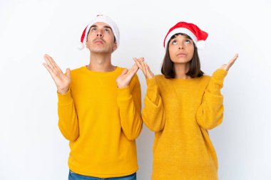 Genç melez çift Noel 'i beyaz arka planda yalnız kutluyor. Kötü bir durum yüzünden hayal kırıklığına uğramış.