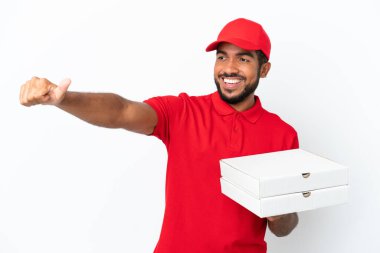 Pizza teslimatçısı beyaz arka planda izole edilmiş pizza kutularını topluyor.