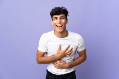 Arjantinli genç adam arka planda izole edilmiş gülümsüyor.