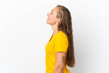 Beyaz arka planda izole edilmiş beyaz bir kadın. Yan pozisyonda gülüyor.