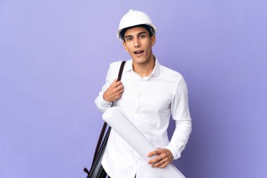 Genç mimar arka planda yalıtılmış, şaşırmış bir yüz ifadesi var.