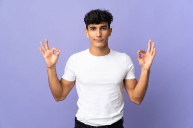 Arjantinli genç bir adam zen pozuyla izole edilmiş.