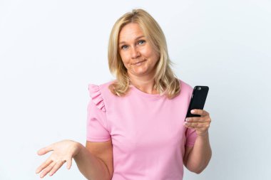 Beyaz arka planda izole edilmiş cep telefonu kullanan orta yaş, omuzlarını kaldırırken şüphe hareketi yapıyor