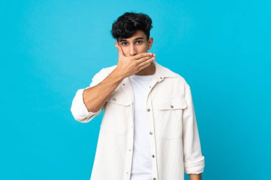 Arjantinli genç adam arka planda izole edilmiş, ağzı eliyle kapatıyor.