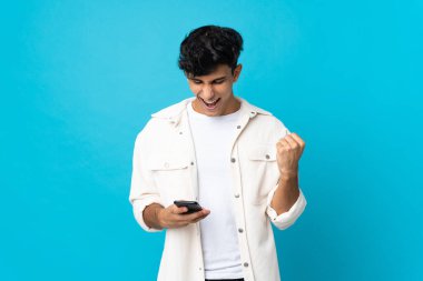 Arkadan izole edilmiş genç Arjantinli adam şaşırdı ve bir mesaj gönderiyor.