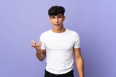 Arjantinli genç adam şüpheli hareketler yapıyor.