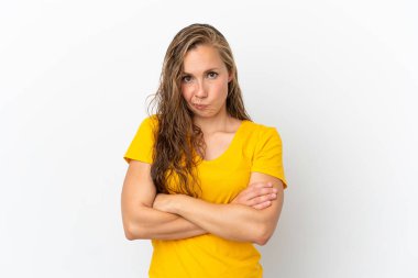 Beyaz arka planda izole edilmiş, mutsuz bir ifadeyle genç beyaz bir kadın.