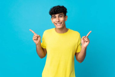 Arjantinli genç bir adam arka planda izole edilmiş.