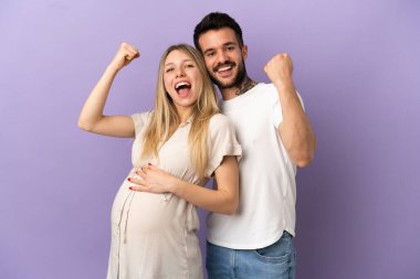 Genç çift hamile ve zaferi kutluyorlar.