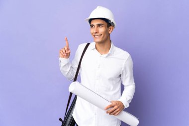 Arka planda izole edilmiş genç mimar harika bir fikre işaret ediyor.