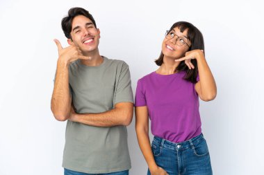 Genç çift izole edilmiş beyaz arka planda telefon jesti yapıyor. Bana geri dönüş işareti ver.