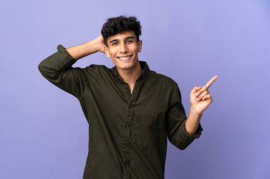 Arjantinli genç adam arka planda izole edildi. Şaşırdı ve işaret etti.