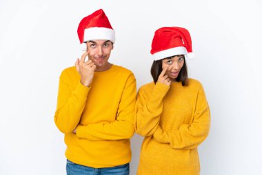 Genç melez çift Noel 'i beyaz arka planda izole bir şekilde kutluyor.
