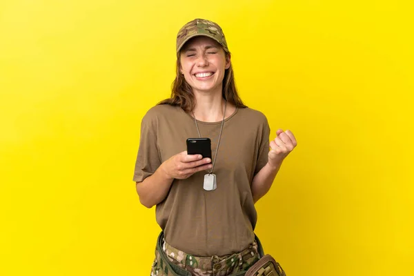Військова Біла Жінка Тегом Собак Ізольована Жовтому Тлі Телефоном Положенні — стокове фото