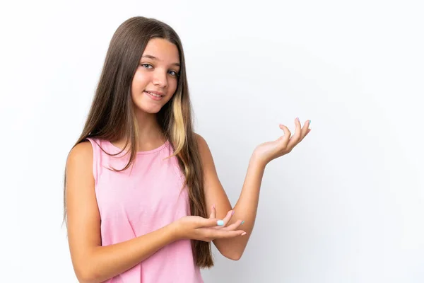 Liten Hvit Jente Isolert Hvit Bakgrunn Strekker Hender Til Siden – stockfoto