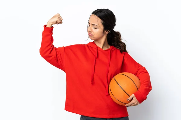 年轻女子在与世隔绝的白人背景下打篮球 做着强有力的手势 — 图库照片