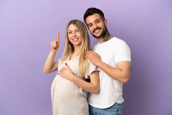 Pareja Joven Embarazada Señalando Hacia Arriba — Foto de Stock
