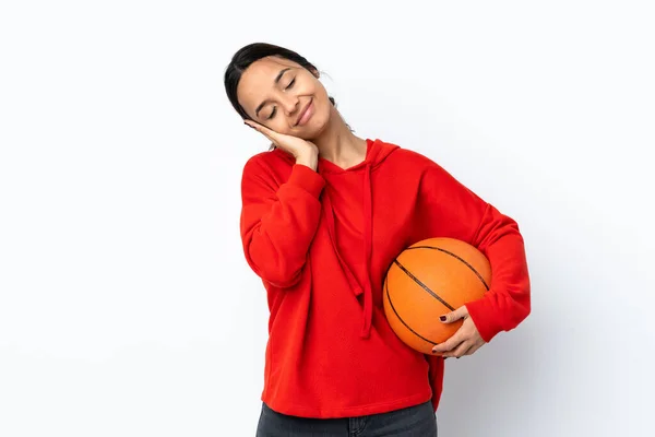 외로운 위에서 농구를 여자가 표정으로 동작을 — 스톡 사진