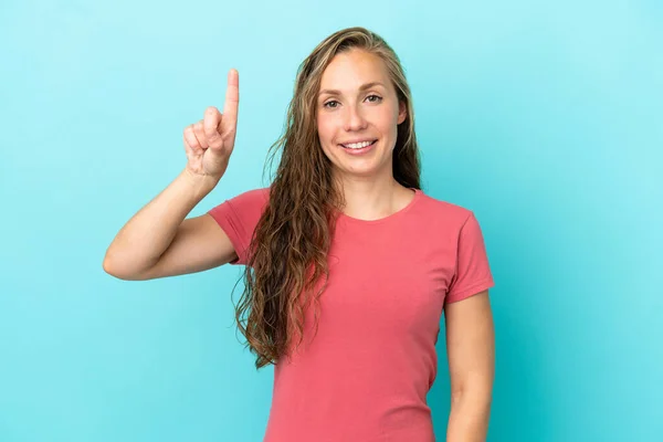 Jonge Kaukasische Vrouw Geïsoleerd Blauwe Achtergrond Wijzend Een Geweldig Idee — Stockfoto