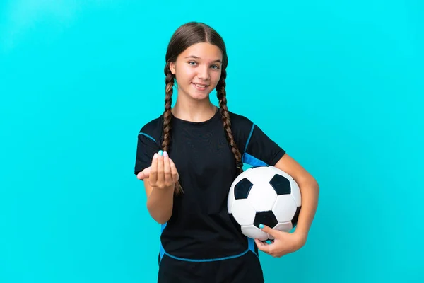 Маленькая Кавказская Девочка Изолированная Синем Фоне Футбольным Мячом Делая Предстоящий — стоковое фото