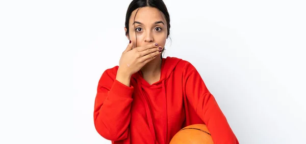 Mladá Žena Hraje Basketbal Přes Izolované Bílé Pozadí Pokrývající Ústa — Stock fotografie