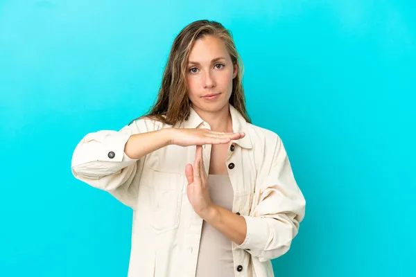 Junge Kaukasische Frau Isoliert Auf Blauem Hintergrund Macht Auszeit Geste — Stockfoto