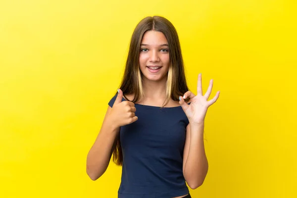 Malá Kavkazská Dívka Izolované Žlutém Pozadí Ukazující Znamení Palec Nahoru — Stock fotografie