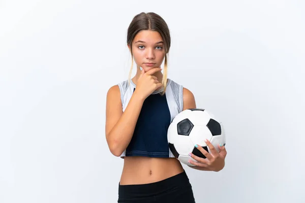 Piccola Ragazza Caucasica Che Gioca Calcio Isolato Sfondo Bianco Pensando — Foto Stock