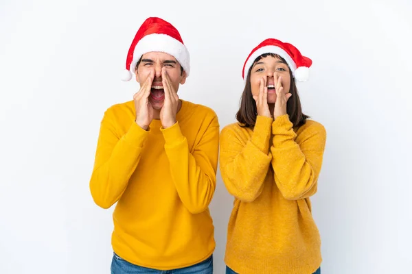 Jeune Couple Mixte Célébrant Noël Isolé Sur Fond Blanc Criant — Photo