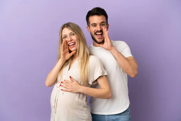 Genç Çift Hamile Bağırıyor — Stok fotoğraf
