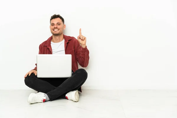 Jovem Bonito Homem Caucasiano Sit Chão Com Laptop Mostrando Levantando — Fotografia de Stock