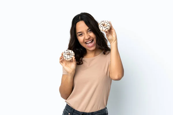 Молодая Женщина Изолированном Белом Фоне Держит Пончики Счастливым Выражением Лица — стоковое фото