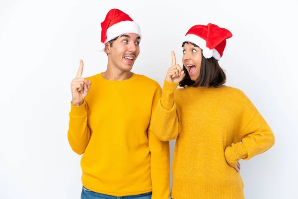 Jeune Couple Mixte Célébrant Noël Isolé Sur Fond Blanc Dans — Photo