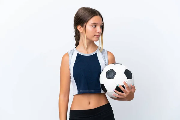 Menina Caucasiana Jogar Futebol Isolado Fundo Branco Olhando Para Lado — Fotografia de Stock