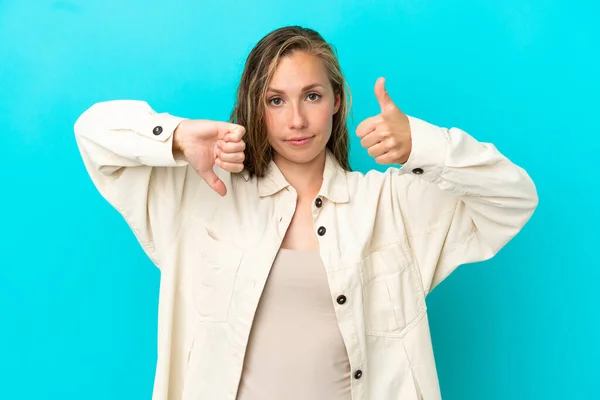 Jonge Blanke Vrouw Geïsoleerd Blauwe Achtergrond Maakt Goed Slecht Teken — Stockfoto