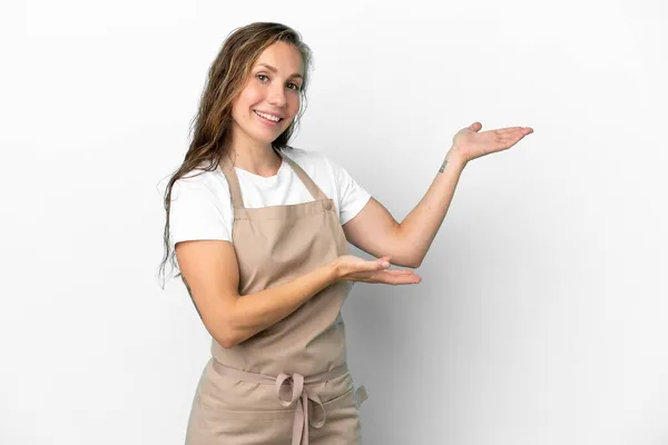 餐馆服务员 高加索女人 背景是白色的 她向旁边伸出手来邀请客人 — 图库照片