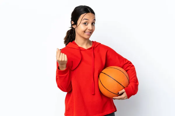 Mladá Žena Hraje Basketbal Přes Izolované Bílé Pozadí Dělat Peníze — Stock fotografie