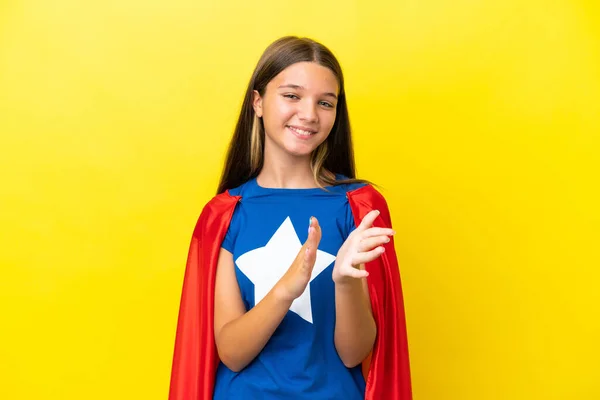 Klein Kaukasisch Superheld Meisje Geïsoleerd Gele Achtergrond Applaudisseren Presentatie Een — Stockfoto