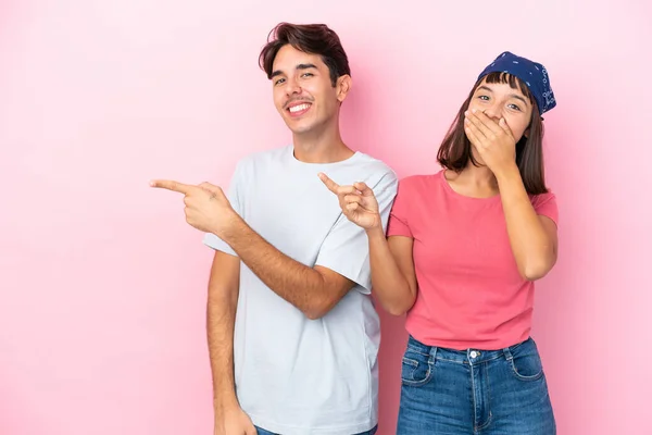 Junges Paar Isoliert Auf Rosa Hintergrund Zeigt Mit Dem Finger — Stockfoto