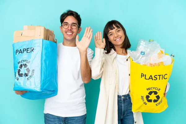 Geri Dönüşüm Için Plastik Kağıt Dolu Bir Çanta Taşıyan Genç — Stok fotoğraf